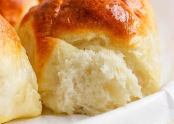 Fluffy Air Fryer Dinner Rolls (5-Ingredient, High-Protein!)